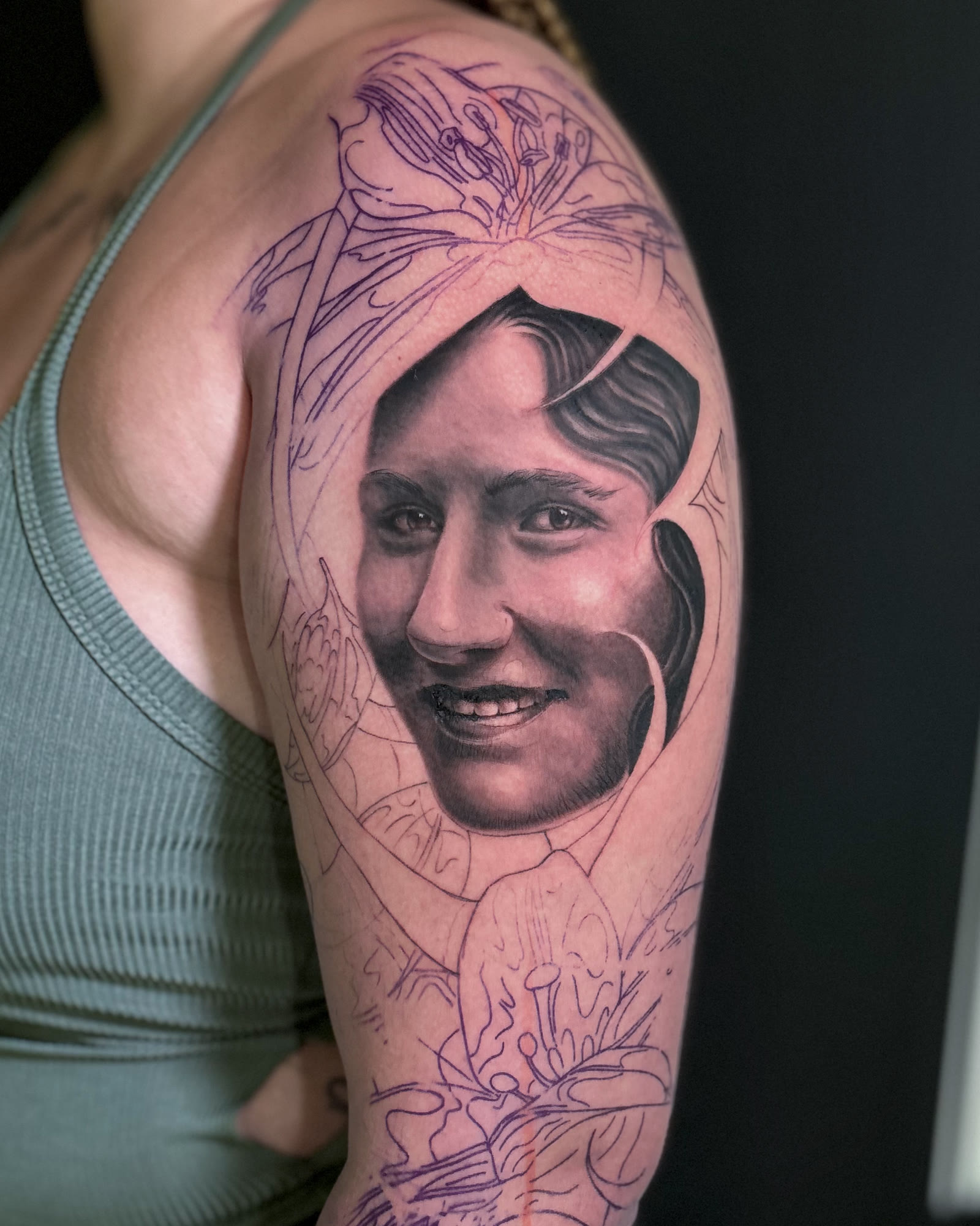 Porträt-Tattoo auf dem Oberarm
